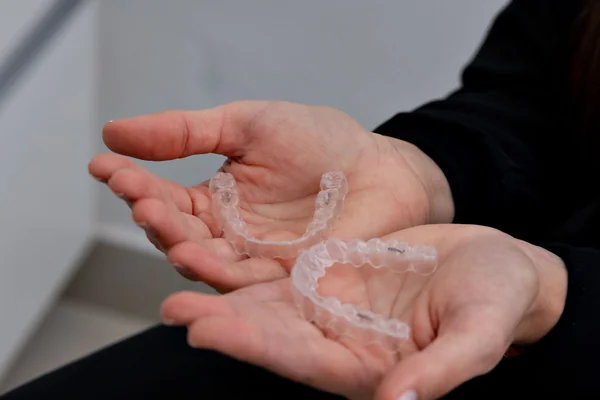 Şeffaf Plak (Aligner) Tedavisi Nedir? Kimler İçin Uygundur?